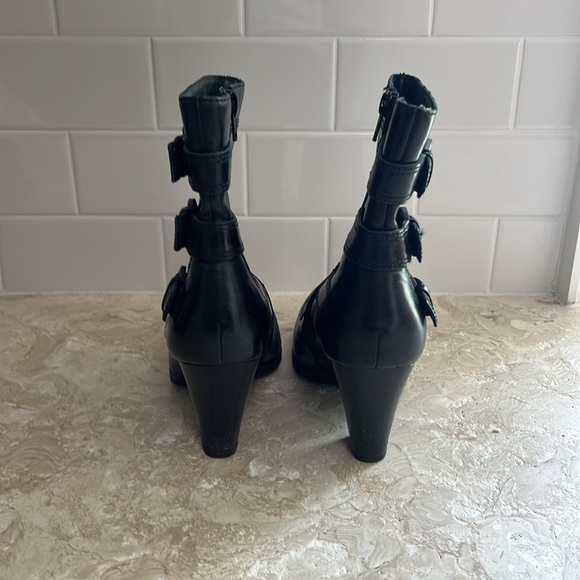 Woman’s born boot size 7 black - Picture 4 of 9